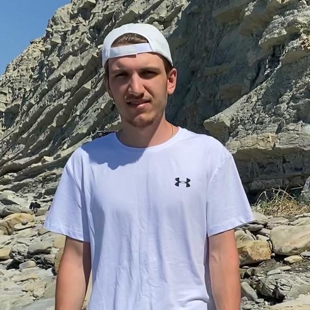 <span style="font-style: italic;"><span style="font-weight: 700;">Евгений&nbsp;</span>(руководитель и главный авитолог)</span><br>